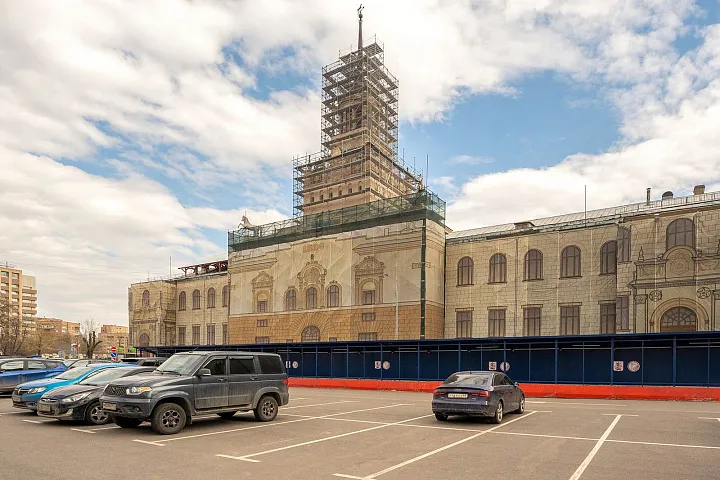 Главный корпус Московского ипподрома отреставрировали наполовину