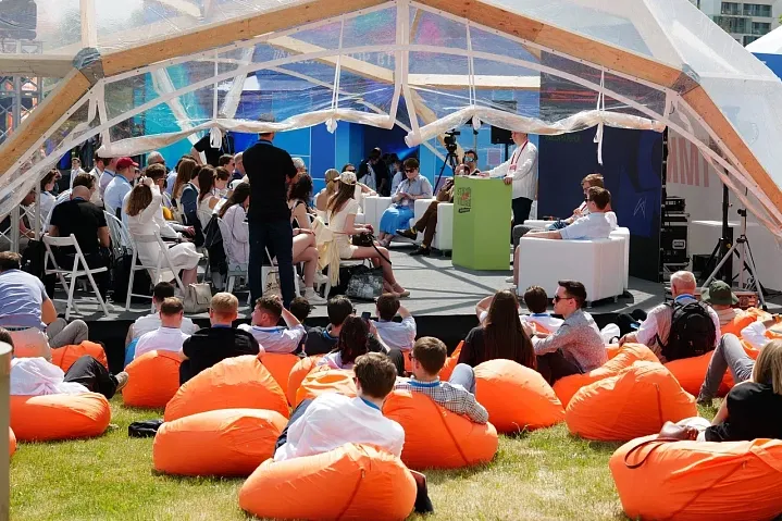 ТехноПлов, цифровой фешн и VR-битва с гуманоидами: Startup Village 2026 станет сердцем городского фестиваля 28–29 мая