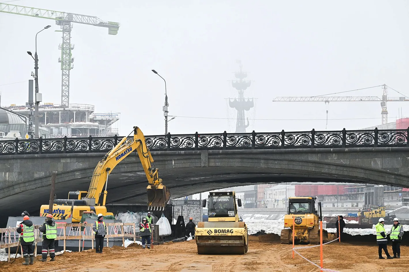 В центре Москвы начали строить пешеходный переход под Малым Каменным мостом