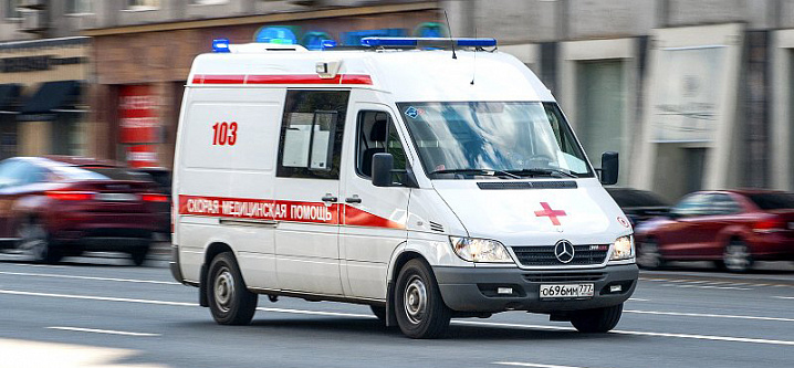 В Жуковском мальчик упал с дерева на металлический забор
