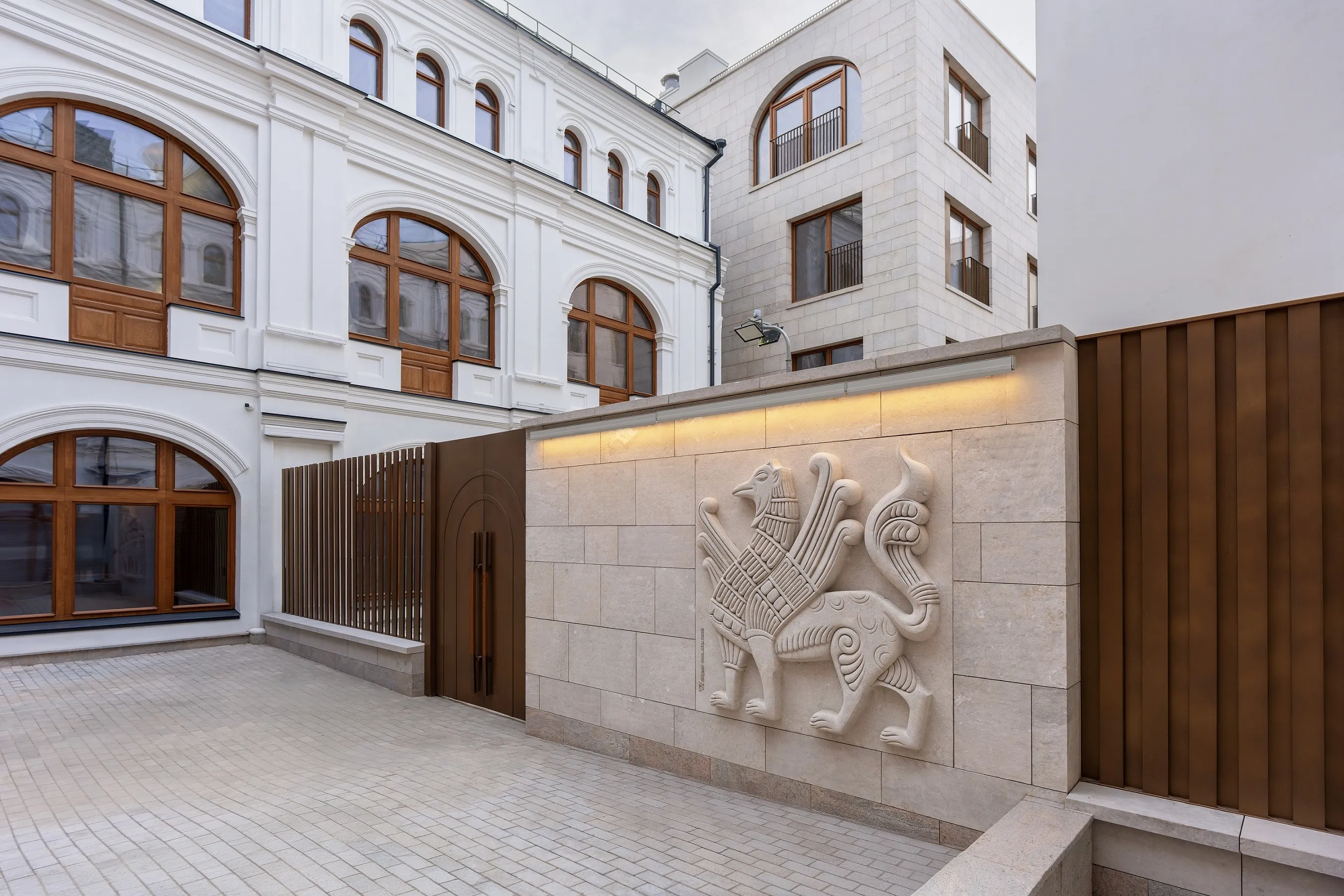  Новая достопримечательность центра Москвы: в 160 метрах от Красной площади открыли барельеф с грифоном