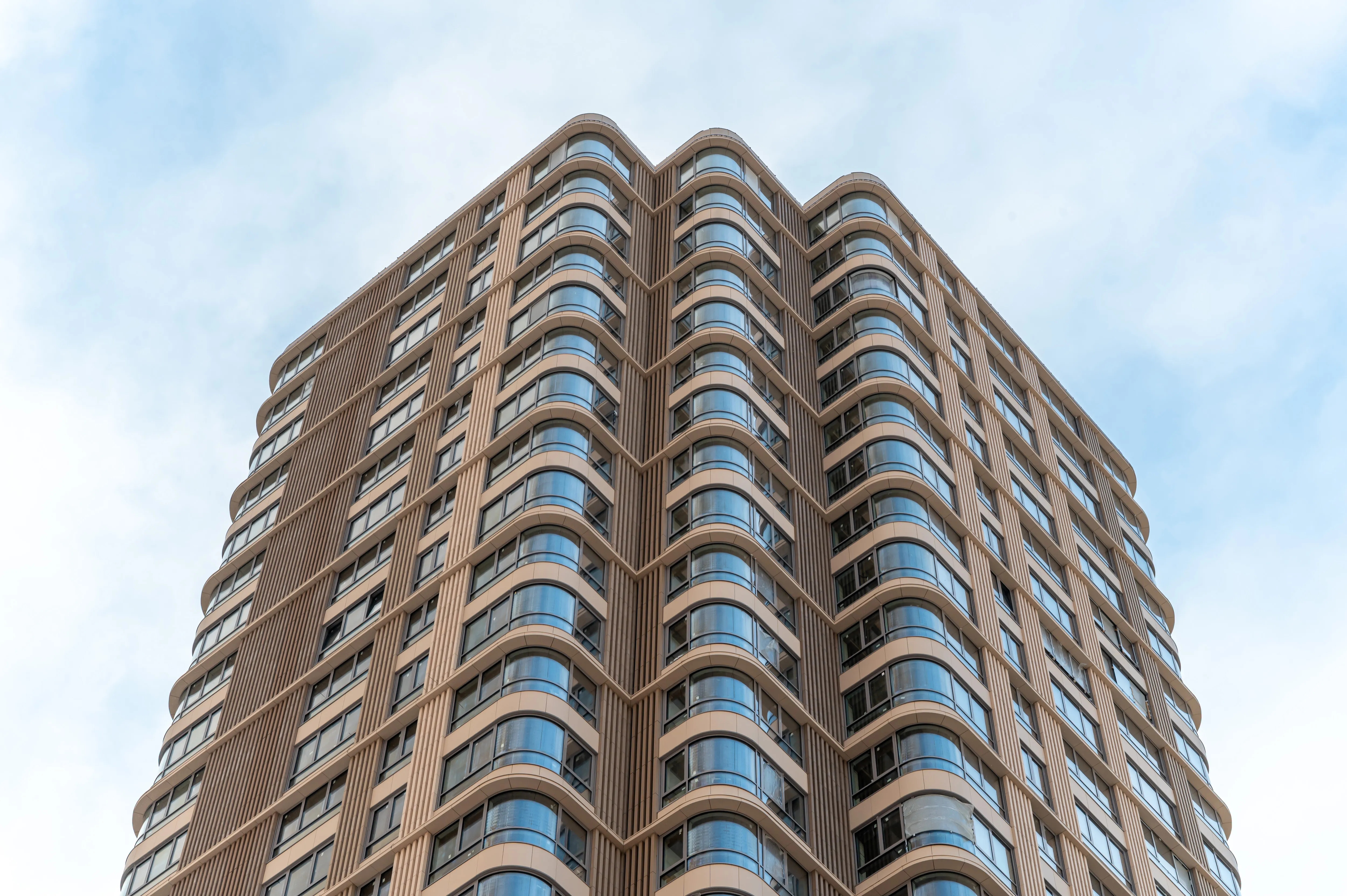 В проекте на западе Москвы завершен монтаж терракотовых фасадов и остекления