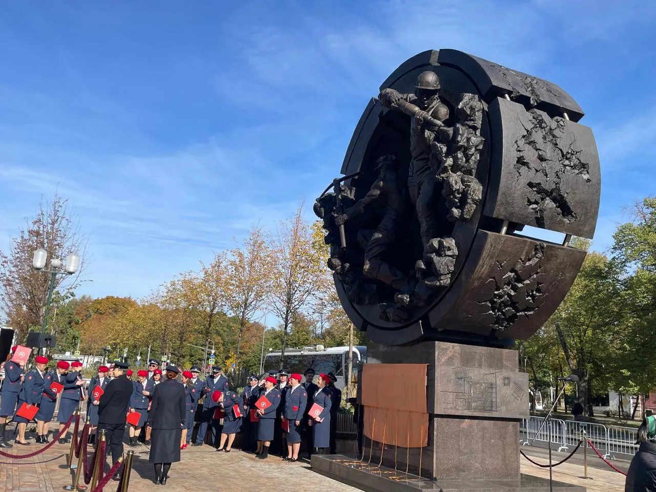 На Сокольнической площади открыли монумент «Метростроителям России»