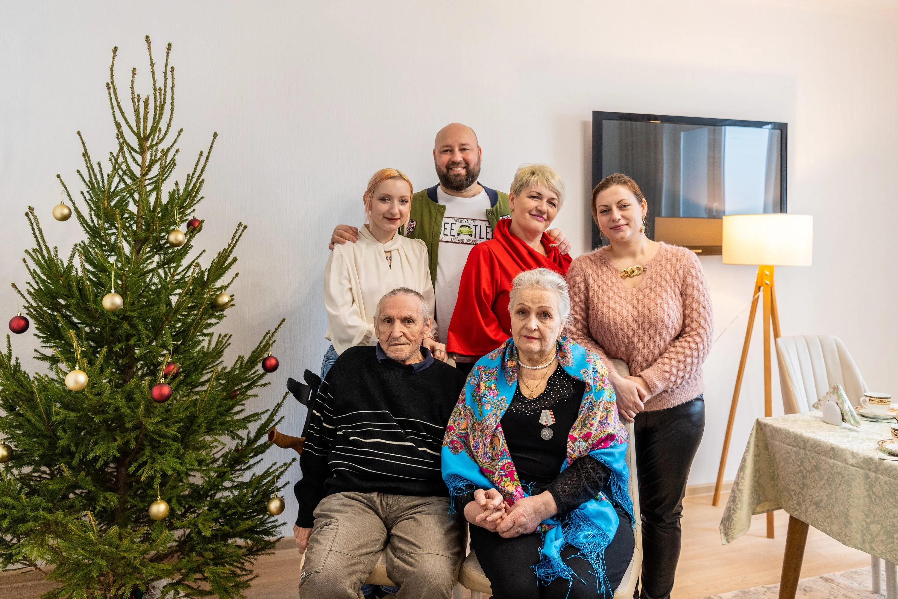 Картина, корзина, картонка  и маленькая собачонка