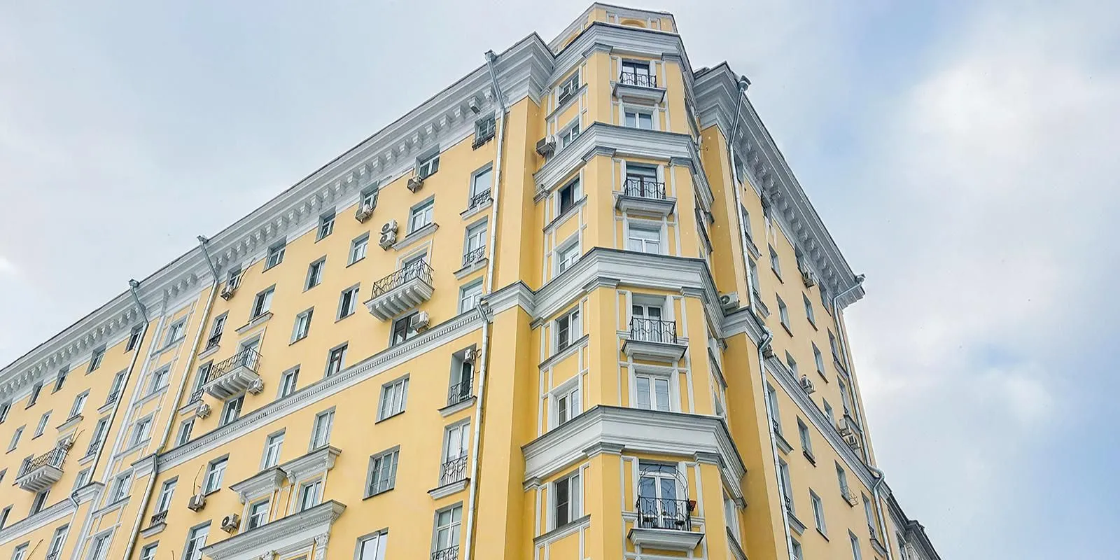 На юге Москвы за 10 лет отреставрировали фасады 30 домов в стиле неоклассицизма