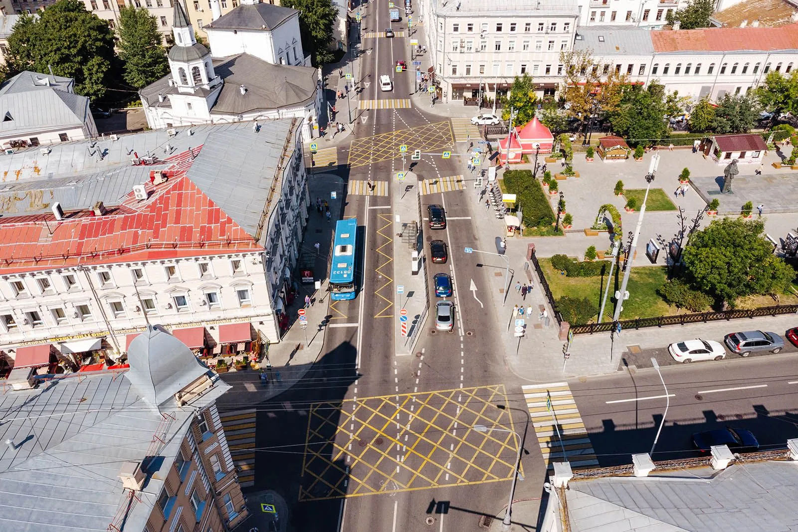 На 44 перекрестках столицы нанесли вафельную разметку в этом году