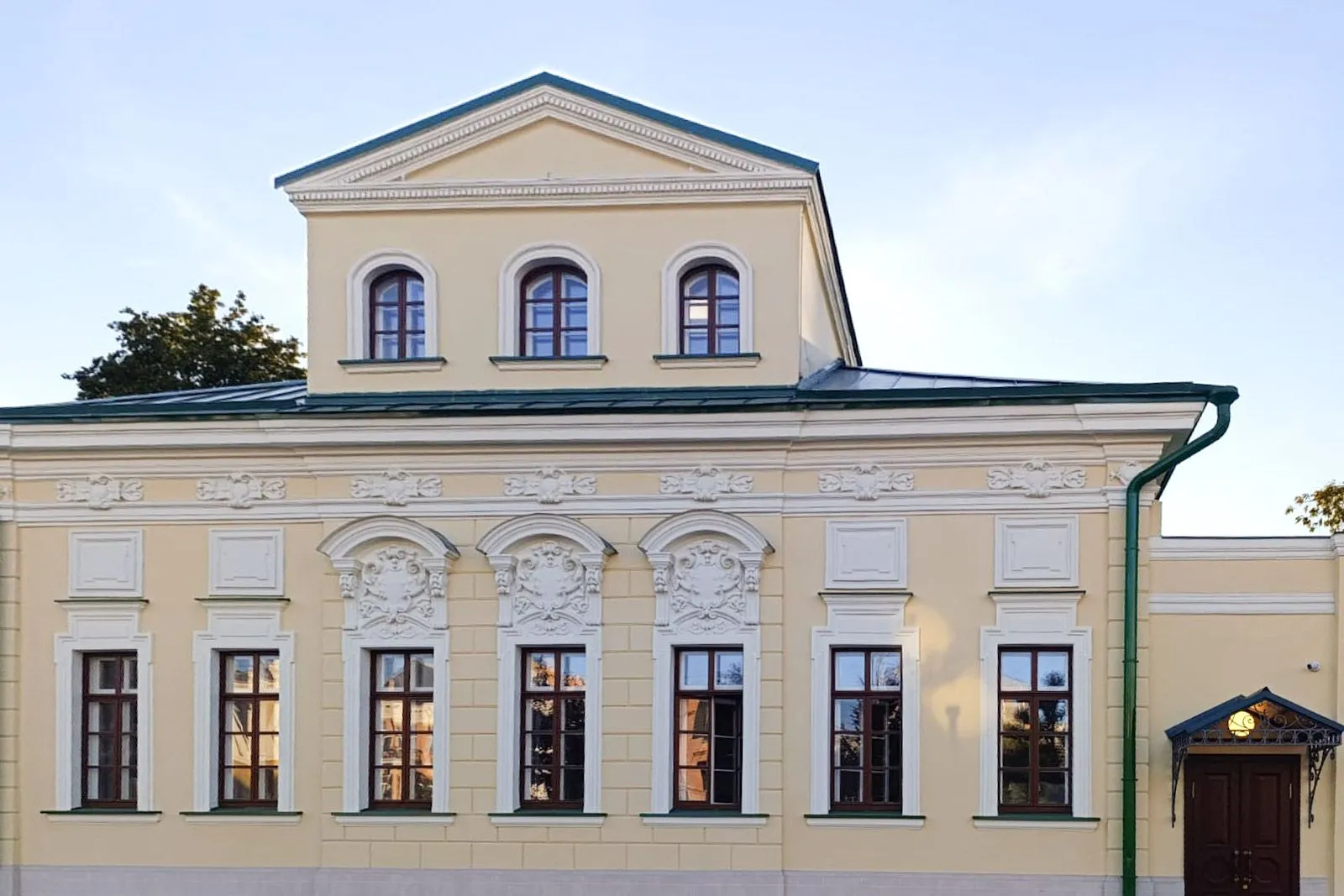 На Новинском бульваре отреставрировали дом с флигелем 