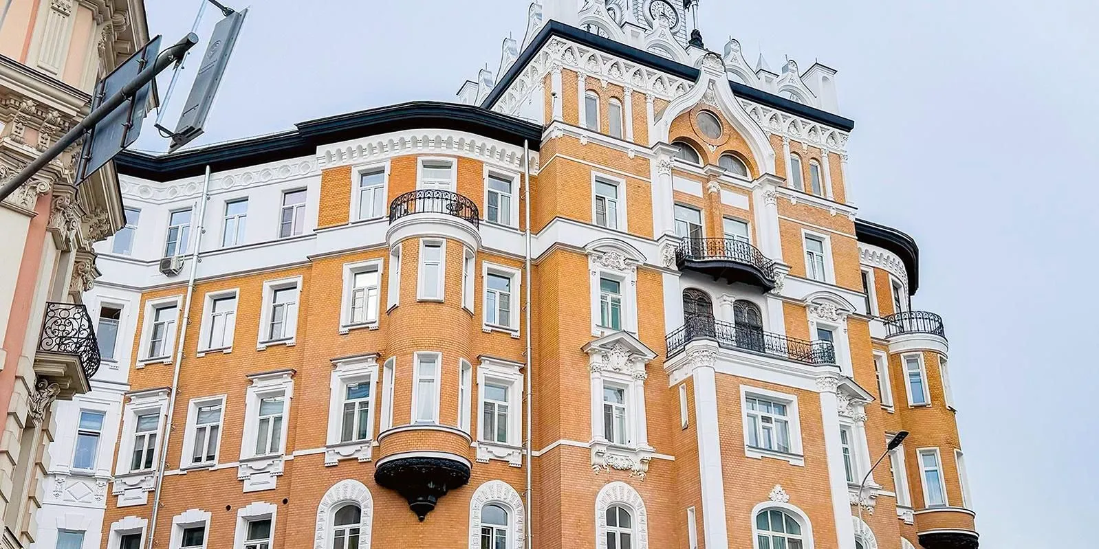 В Москве за 2025 год капитально отремонтировали более 2,4 тысячи домов