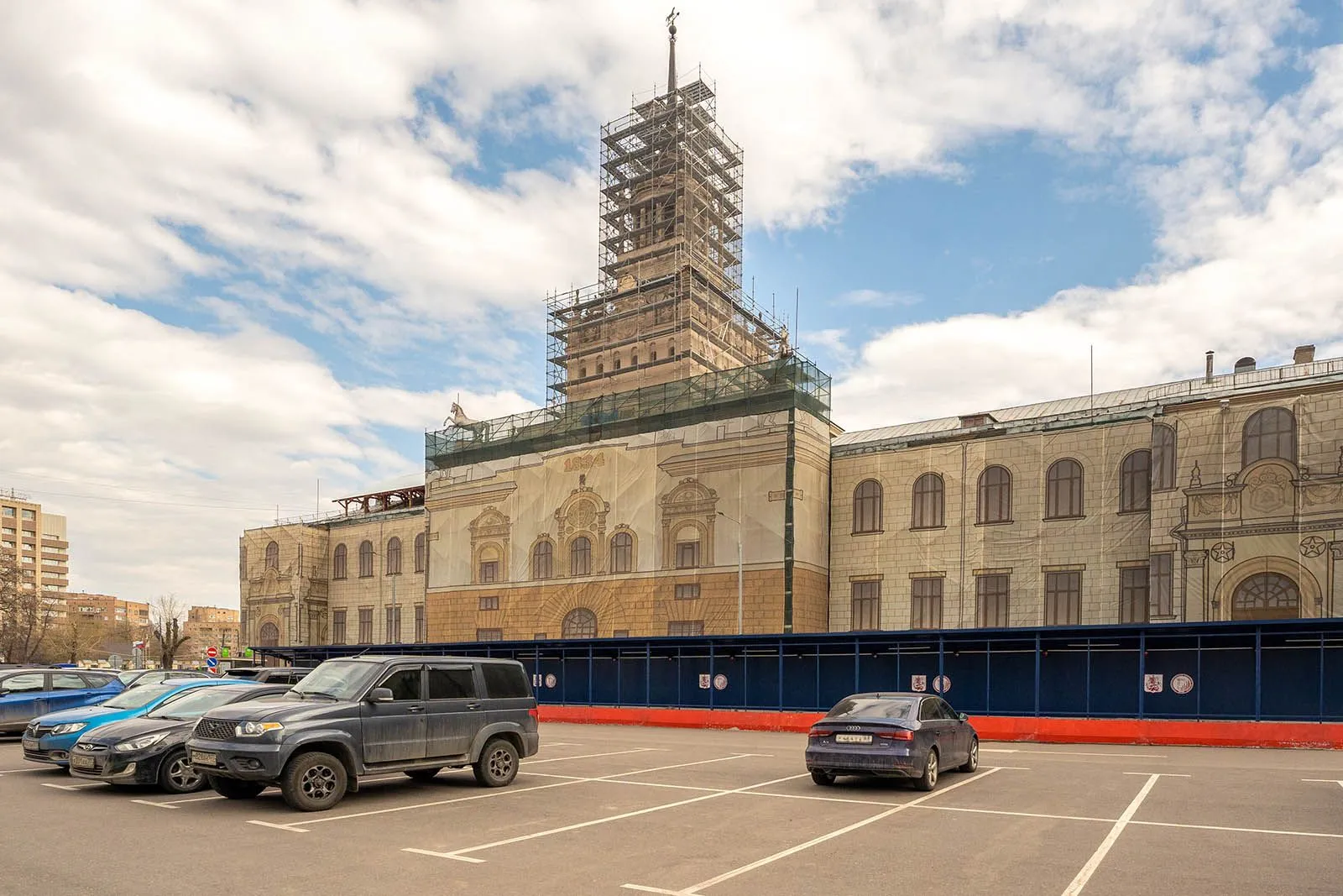 Главный корпус Московского ипподрома отреставрировали наполовину