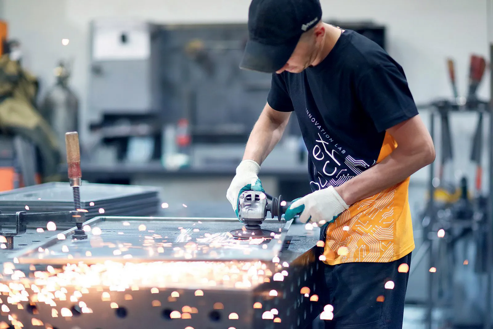 Программа по созданию мест приложения труда реализуется во всех районах города
