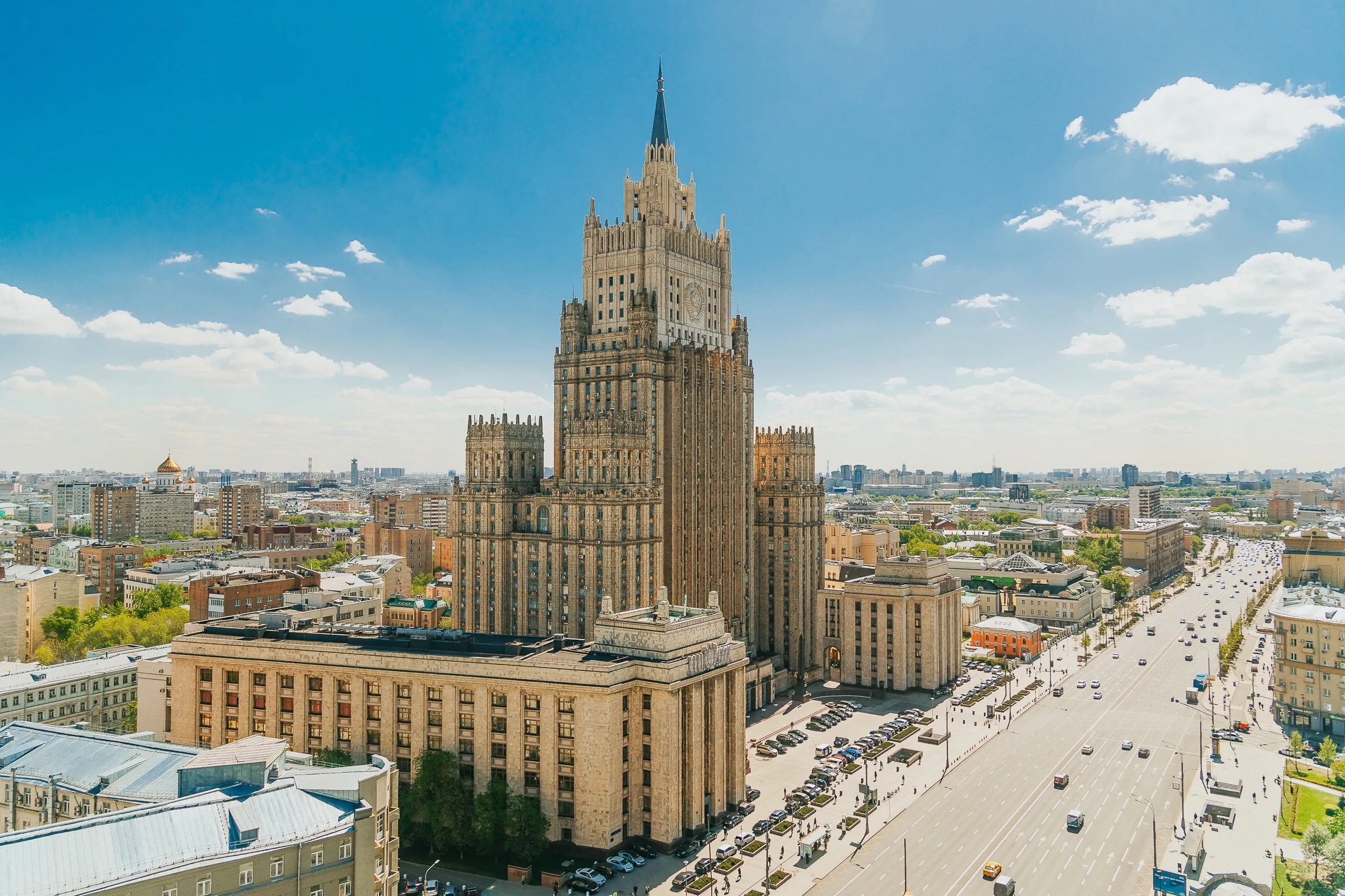 Дом из белого камня