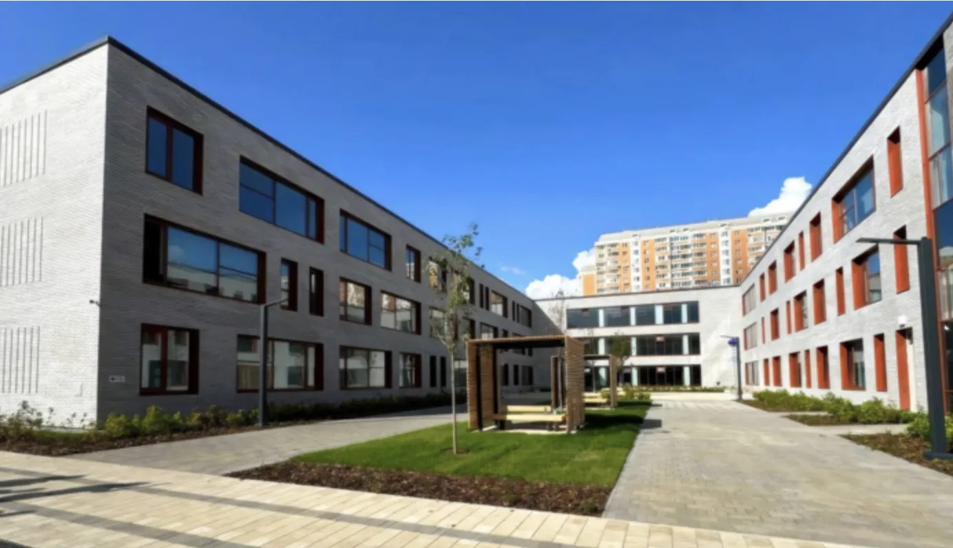 Школу на 1000 мест с лабораториями и стадионом построили в районе Внуково