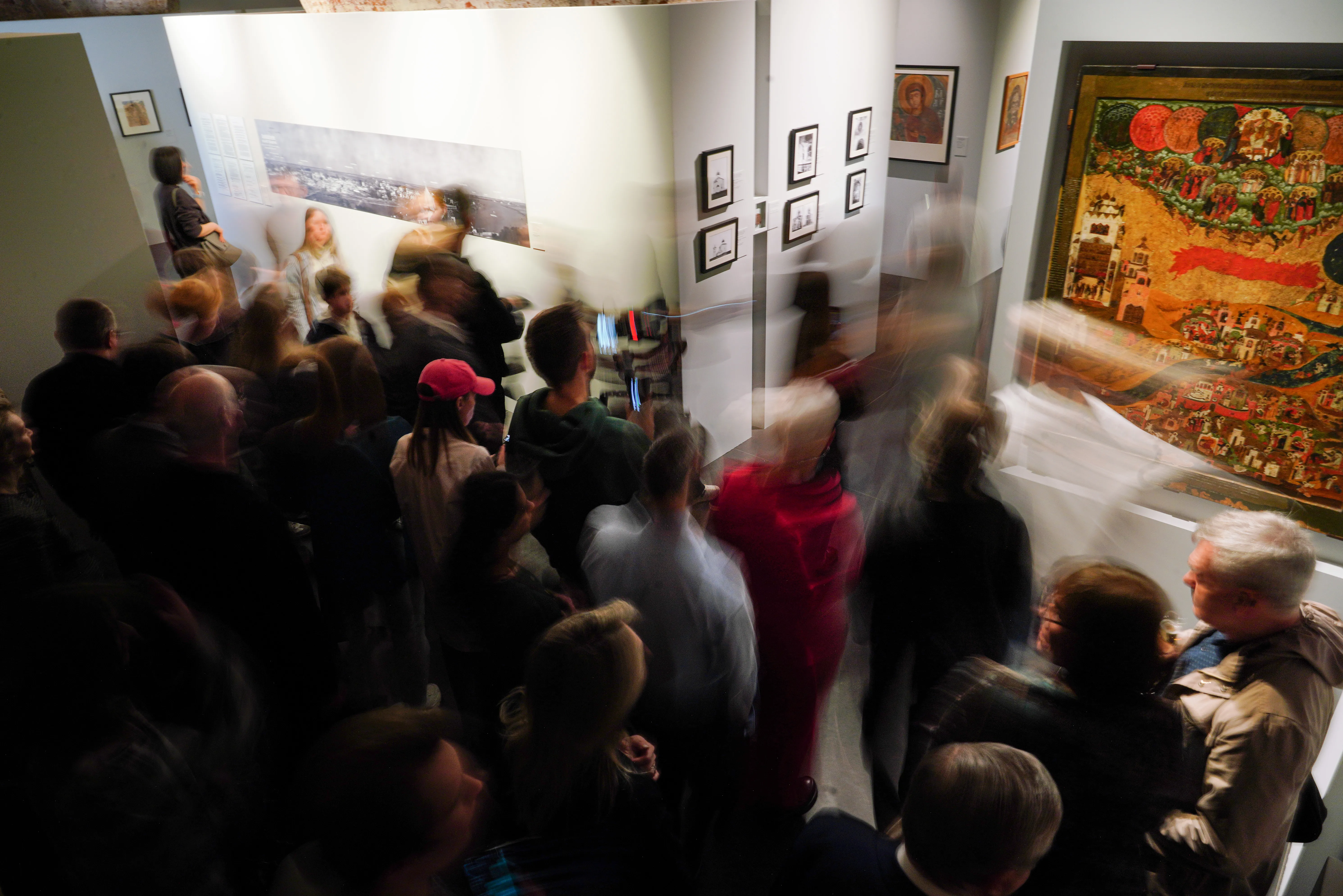 Восстает во славе