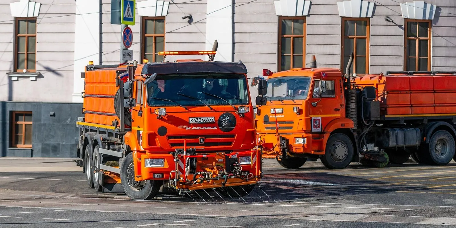 Коммунальную технику в Москве перевели на летний режим работы