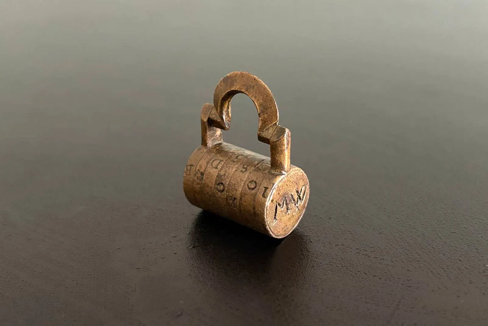 Клад, кокарда, револьвер: какие находки обнаруживают столичные археологи 