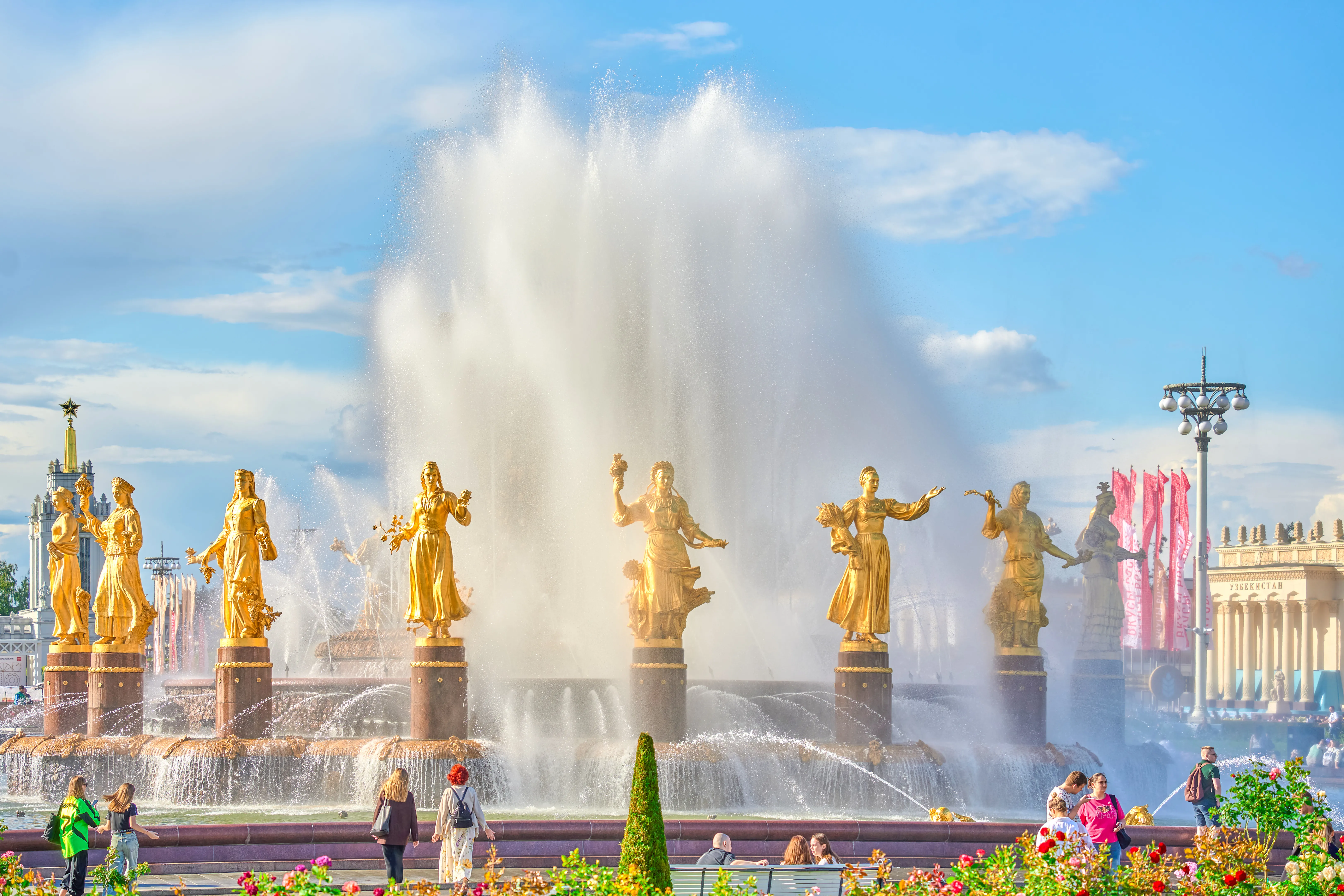 На ВДНХ начали готовить фонтаны к открытию сезона