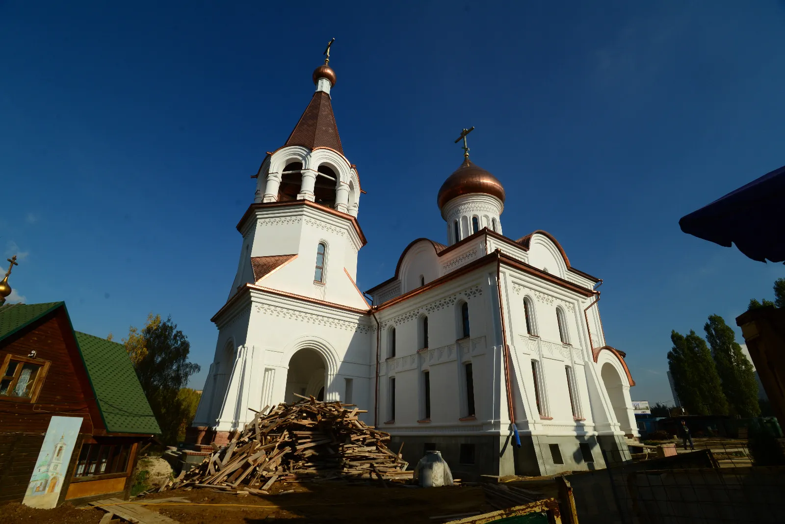 В храме Трех Святителей в Раменках устанавливают витражи