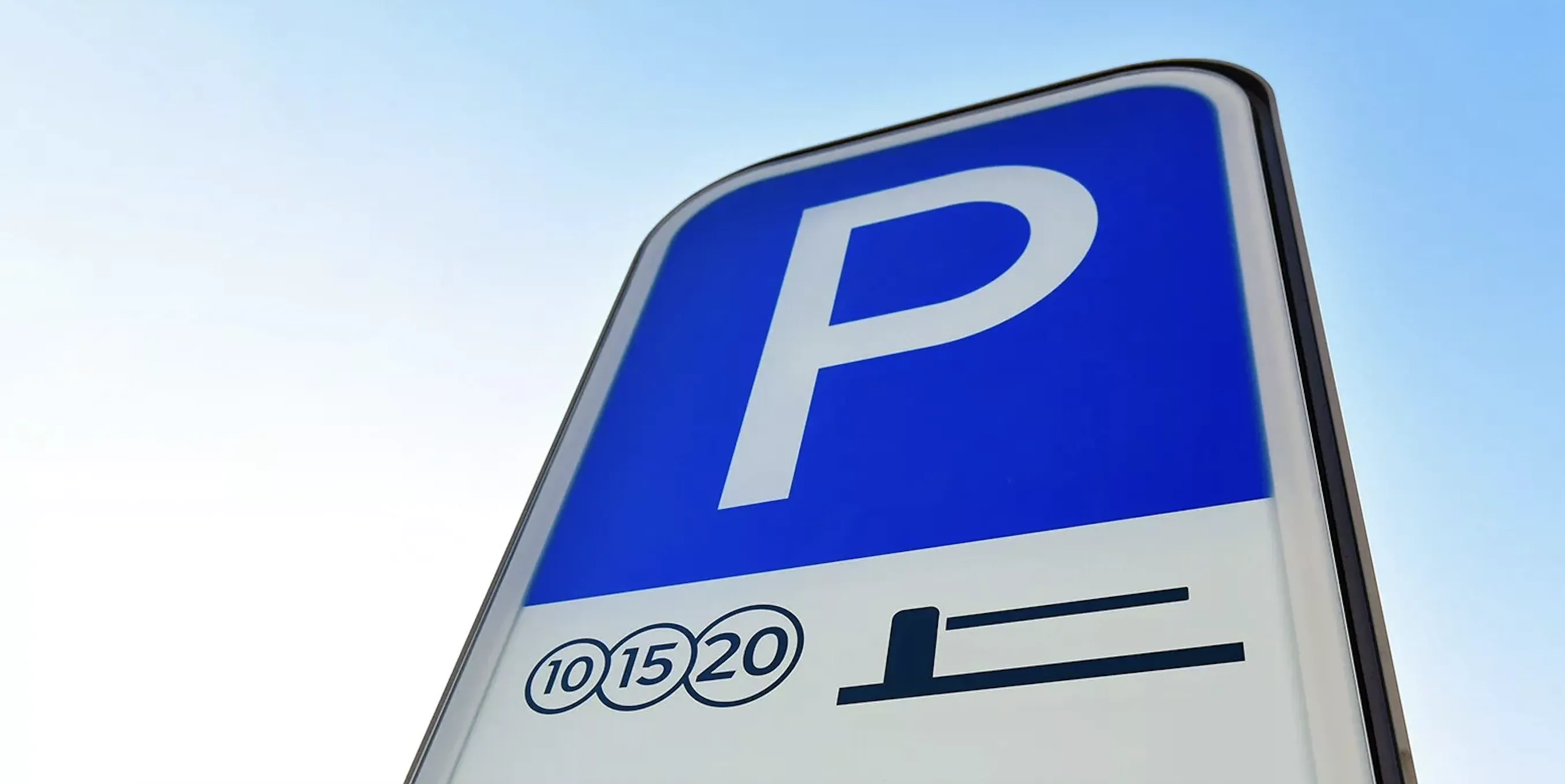 Число нарушений правил парковки на 27 улицах Москвы снизилось на 70% с января