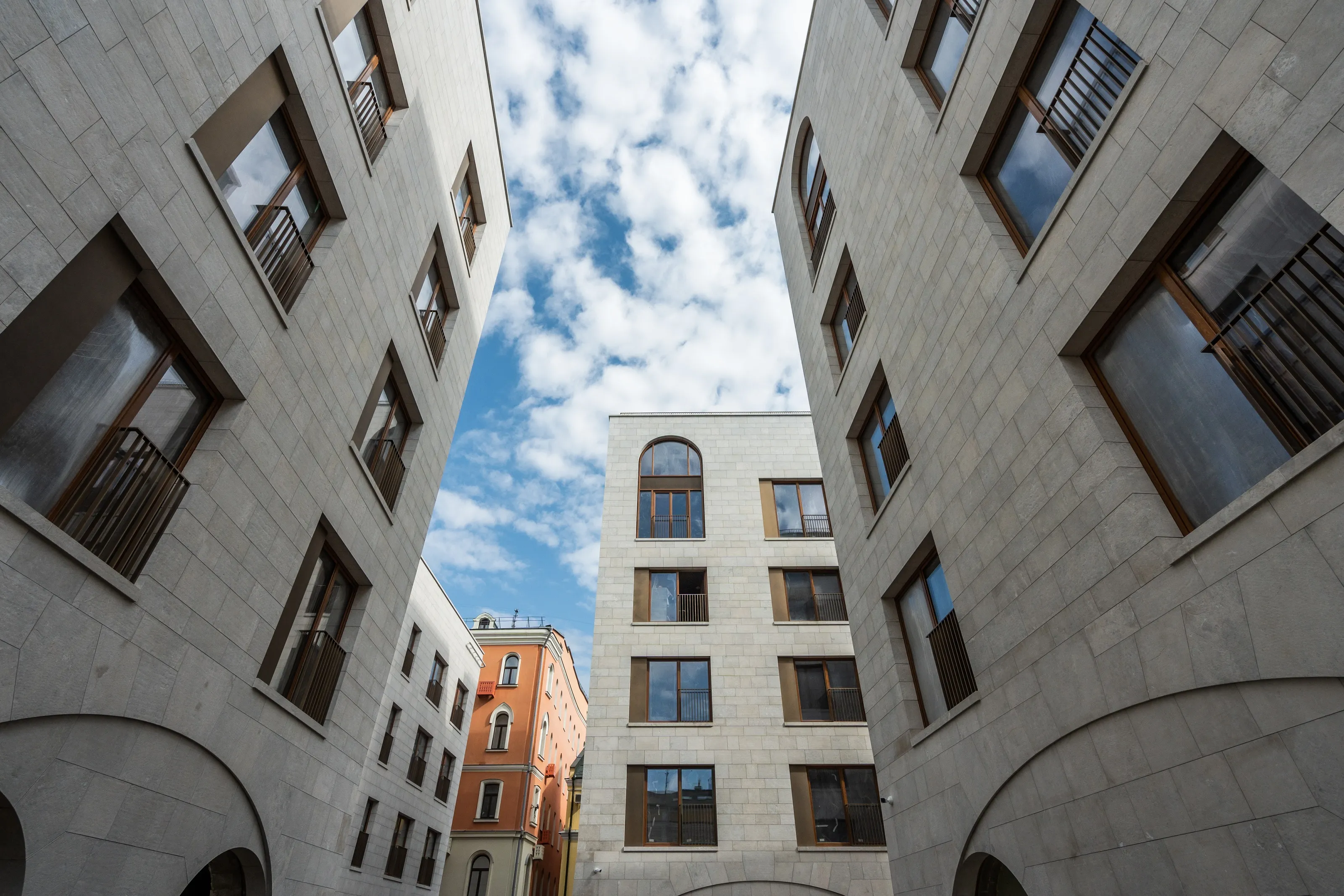 Особняки у Кремля украсили барельефы с мифологическими животными