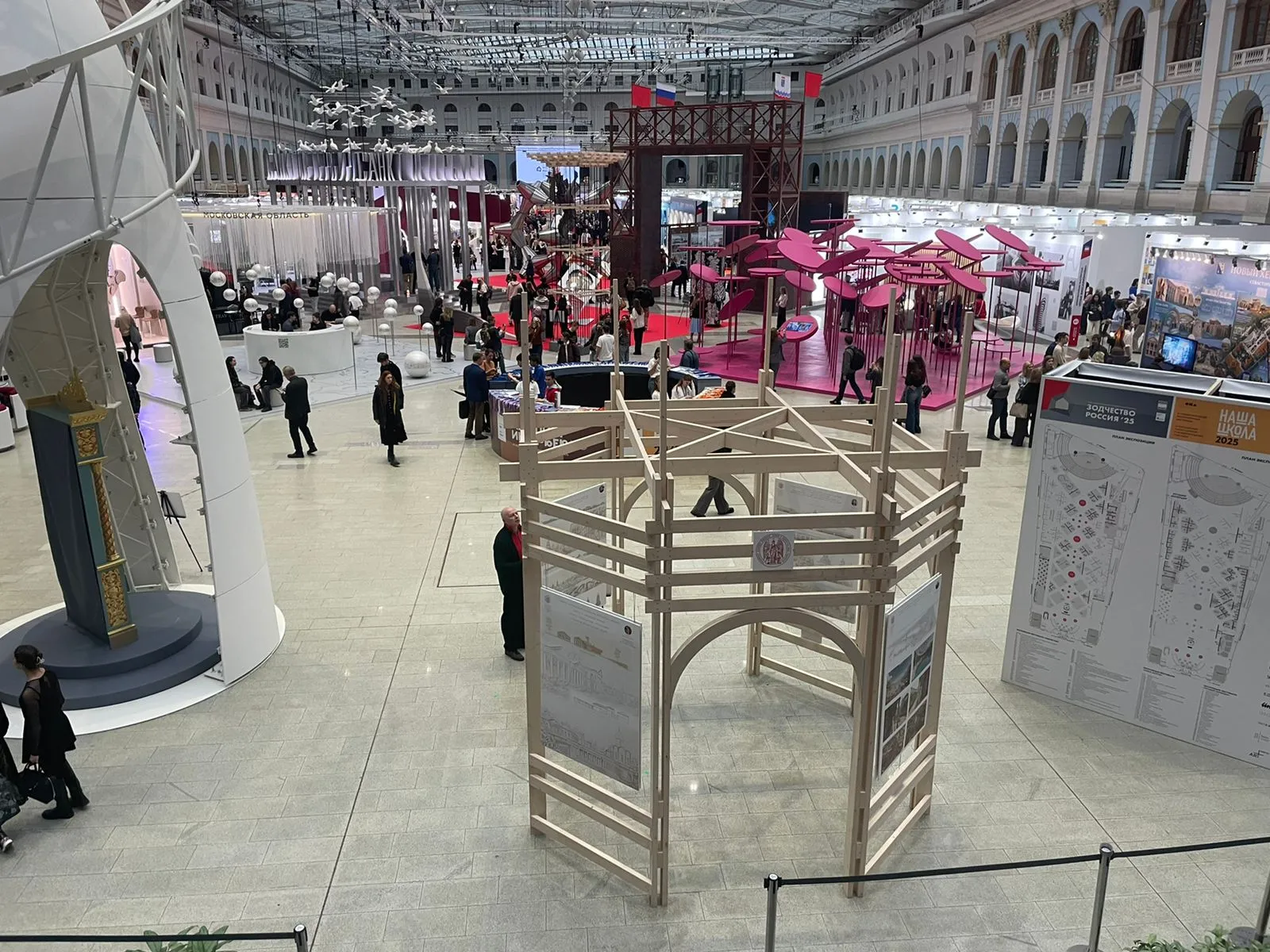 Архитектура страны: в ВК «Гостиный двор» начал свою работу XXXIII Международный архитектурный фестиваль «Зодчество Россия 2025»