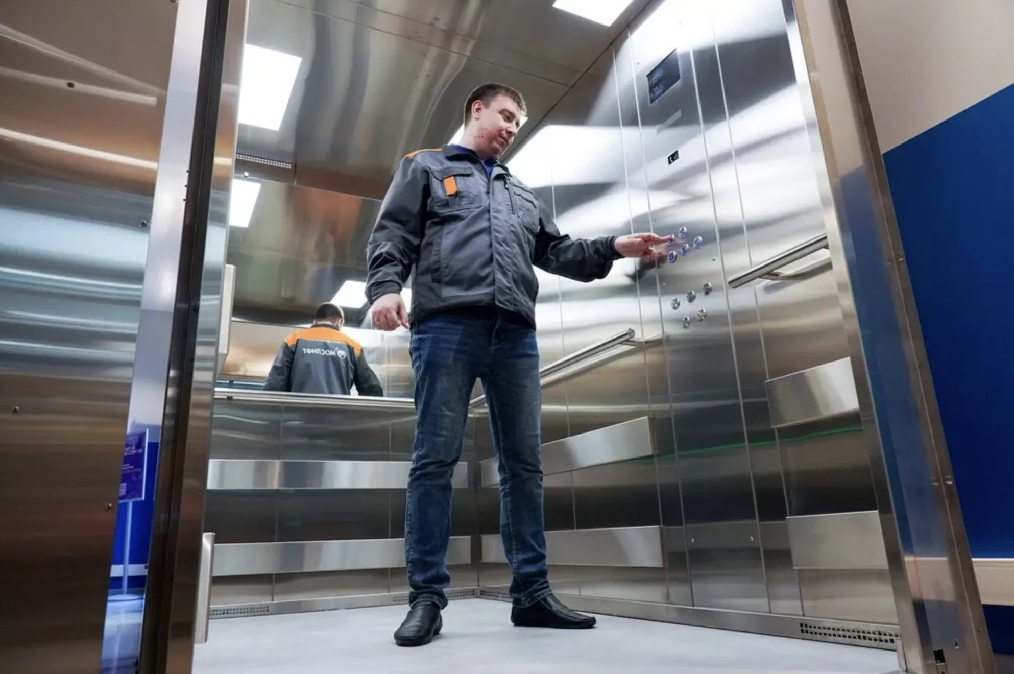 Как в России решается проблема замены лифтов