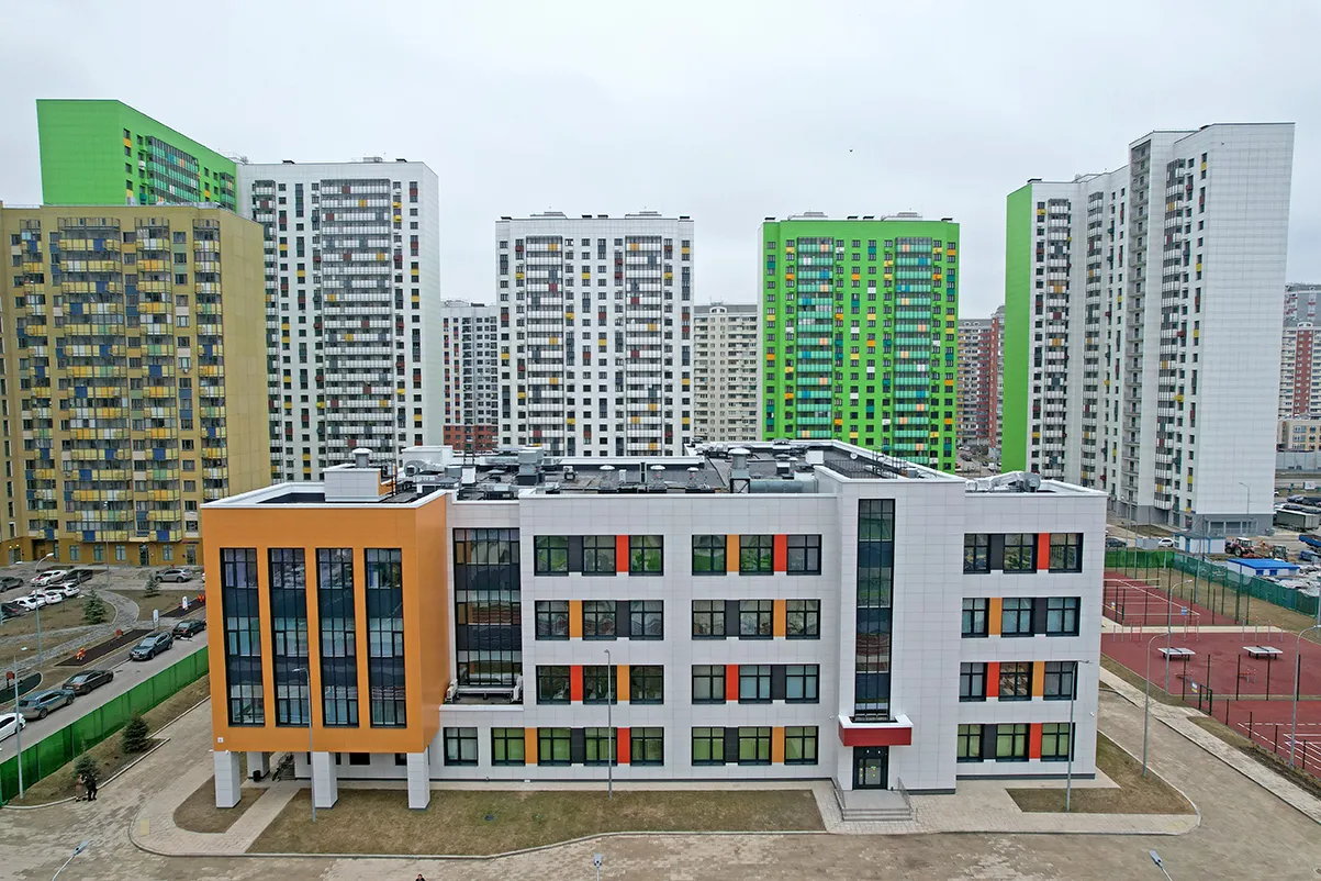 С инвесторами подписаны договоры о передаче городу более 170 соцобъектов