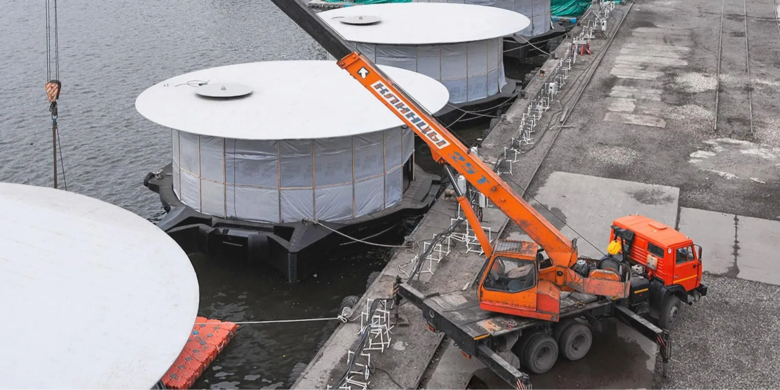 Пять новых плавучих причалов для электросудов прибыли в Москву из Перми