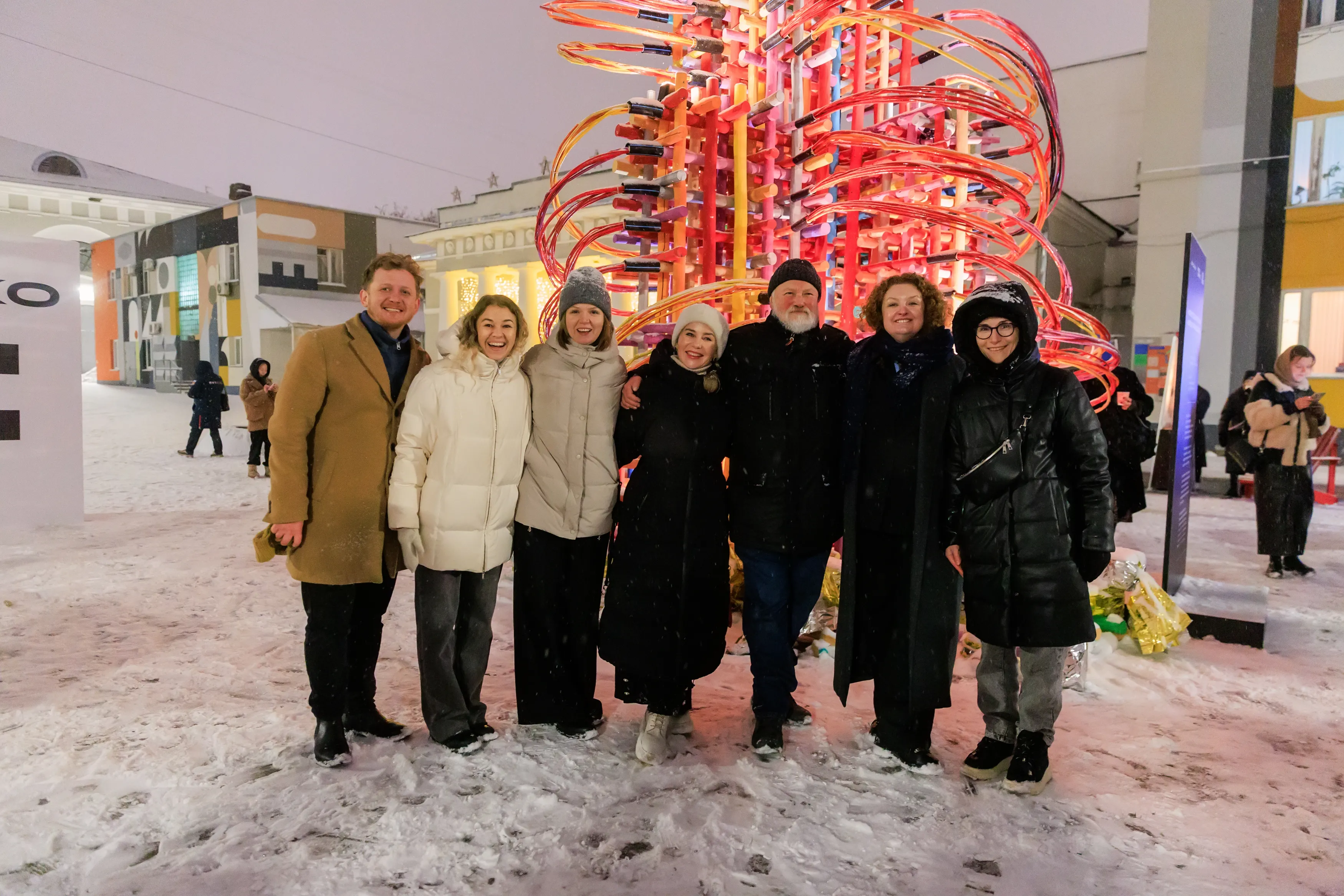 Во дворе Музея Москвы появился новогодний арт-объект – «Электрическая елка»