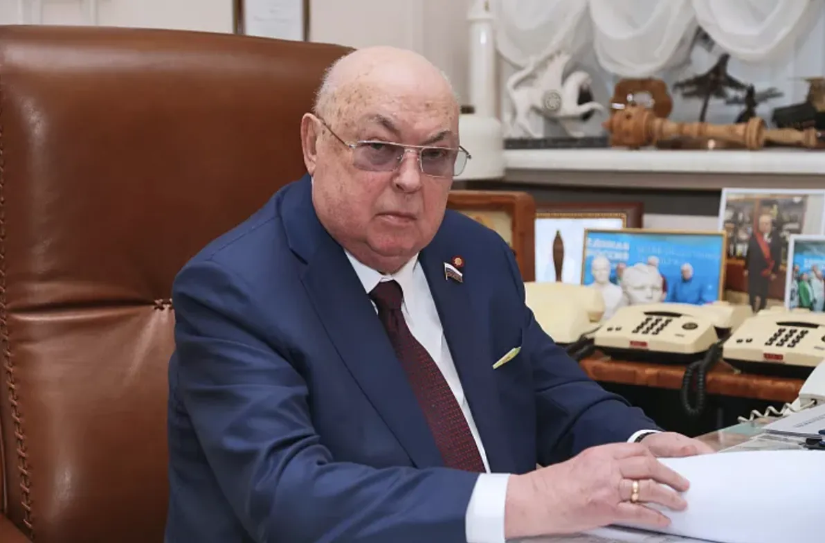 Владимир Путин вручил золотую звезду Героя Труда депутату Госдумы Владимиру Ресину