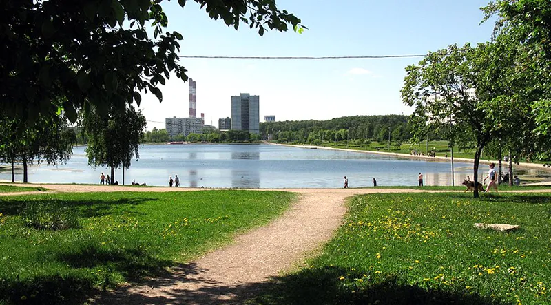 1024px-Goliyanovo,_Moscow_-_pond_07.jpg