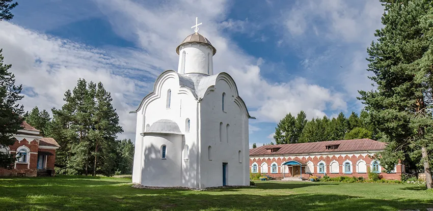 Церковь_Рождества_Пресвятой_Богородицы_в_Перынском_скиту_(1230-1240).jpg