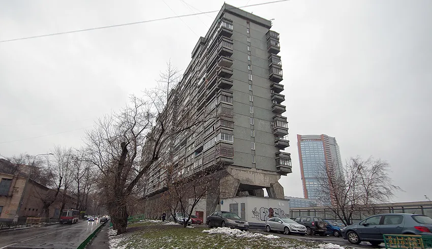 Moscow,_Begovaya_Street_34_(The_Centipede_Building).jpg