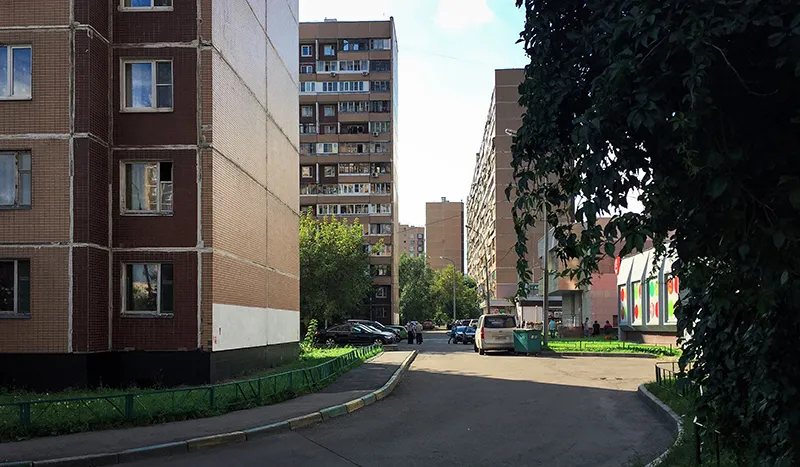Moscow,_Kurganskaya_Street_6_inside_block_(30842307174).jpg