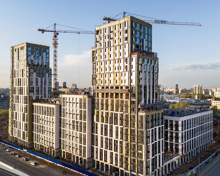 В жилом квартале PRIDE началась установка декоративных экранов