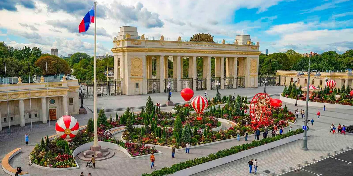 В Парке Горького завершили реставрацию арки главного входа 