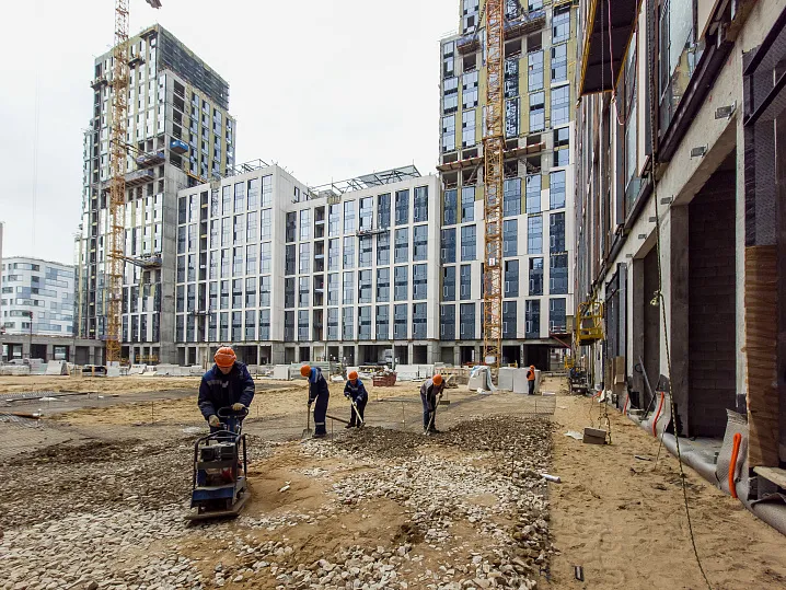 Бело-сиреневая гамма цветущих растений выбрана для озеленения  жилого квартала PRIDE