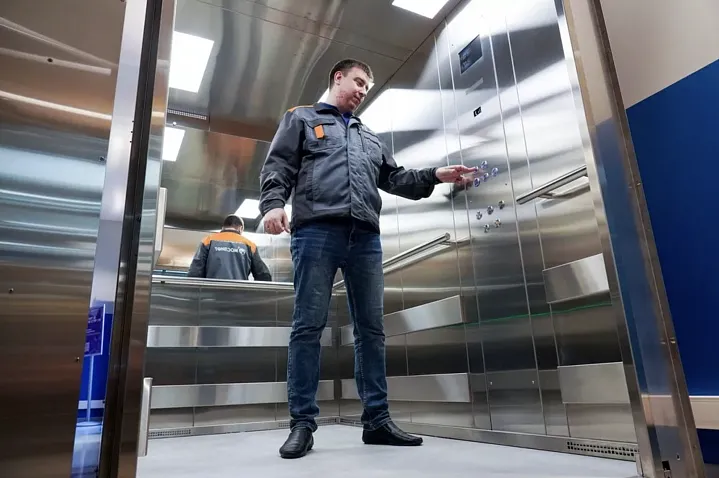 Как в России решается проблема замены лифтов