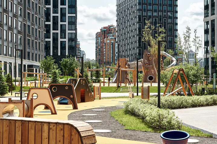 В районе Минской улицы построили детские площадки с гигантской песочницей, металлофоном и батутами