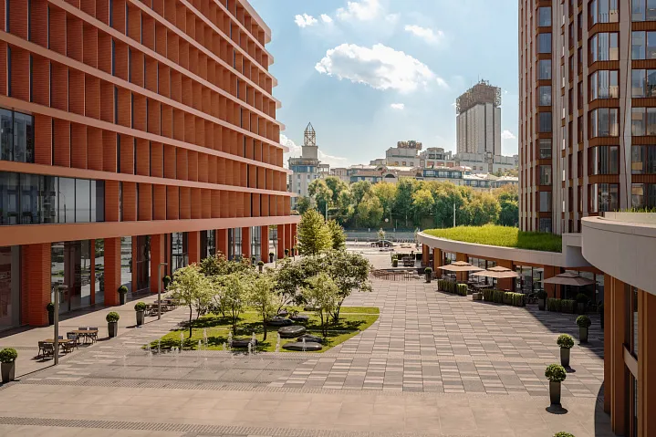 Фасадом к городу 