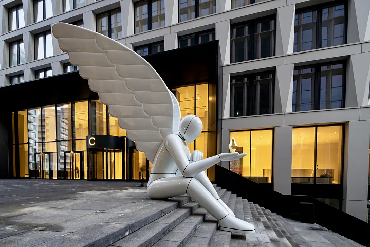 Арт-объект «Ангел» украсил территорию офисного квартала STONE Towers