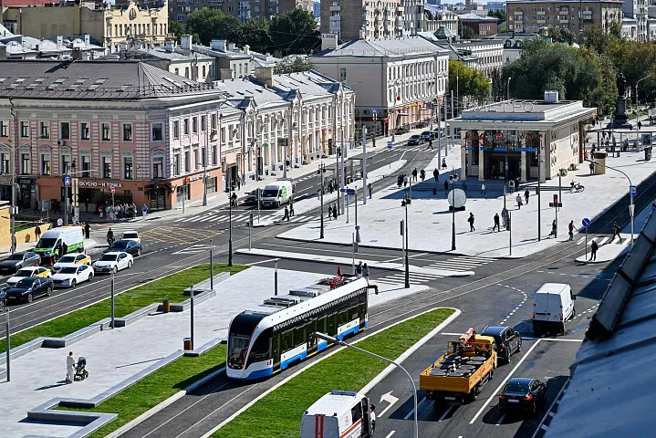 На проспекте Академика Сахарова запустили первый бесконтактный трамвай 