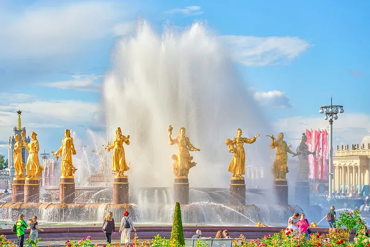 На ВДНХ начали готовить фонтаны к открытию сезона