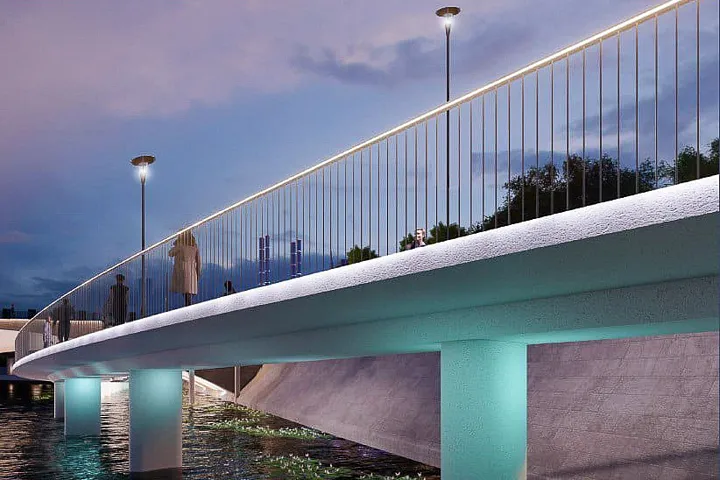 На Болотной набережной начали строить пешеходный мост