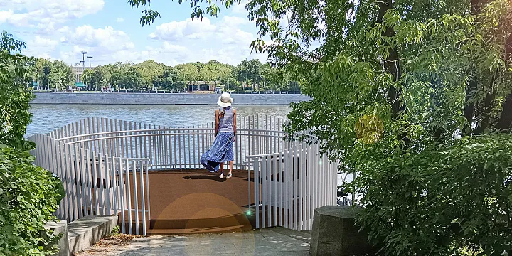 На западе столицы начали благоустраивать Воробьевскую набережную 