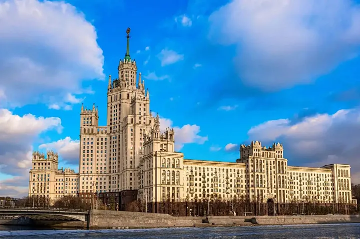 Руфер забрался на звезду Котельнической высотки в Москве