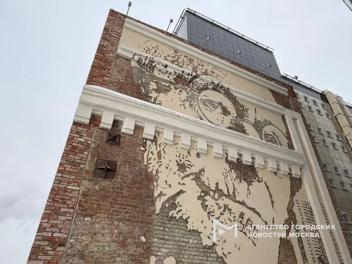 На Саввинской набережной восстановили панно с портретом Германа Гессе