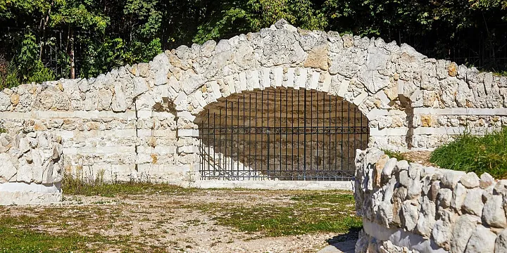 Завершилась реставрация двух гротов усадьбы Кузьминки