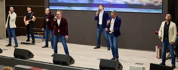«Искусство лечит»: «Хор Турецкого» выступил в московской больнице Филатова