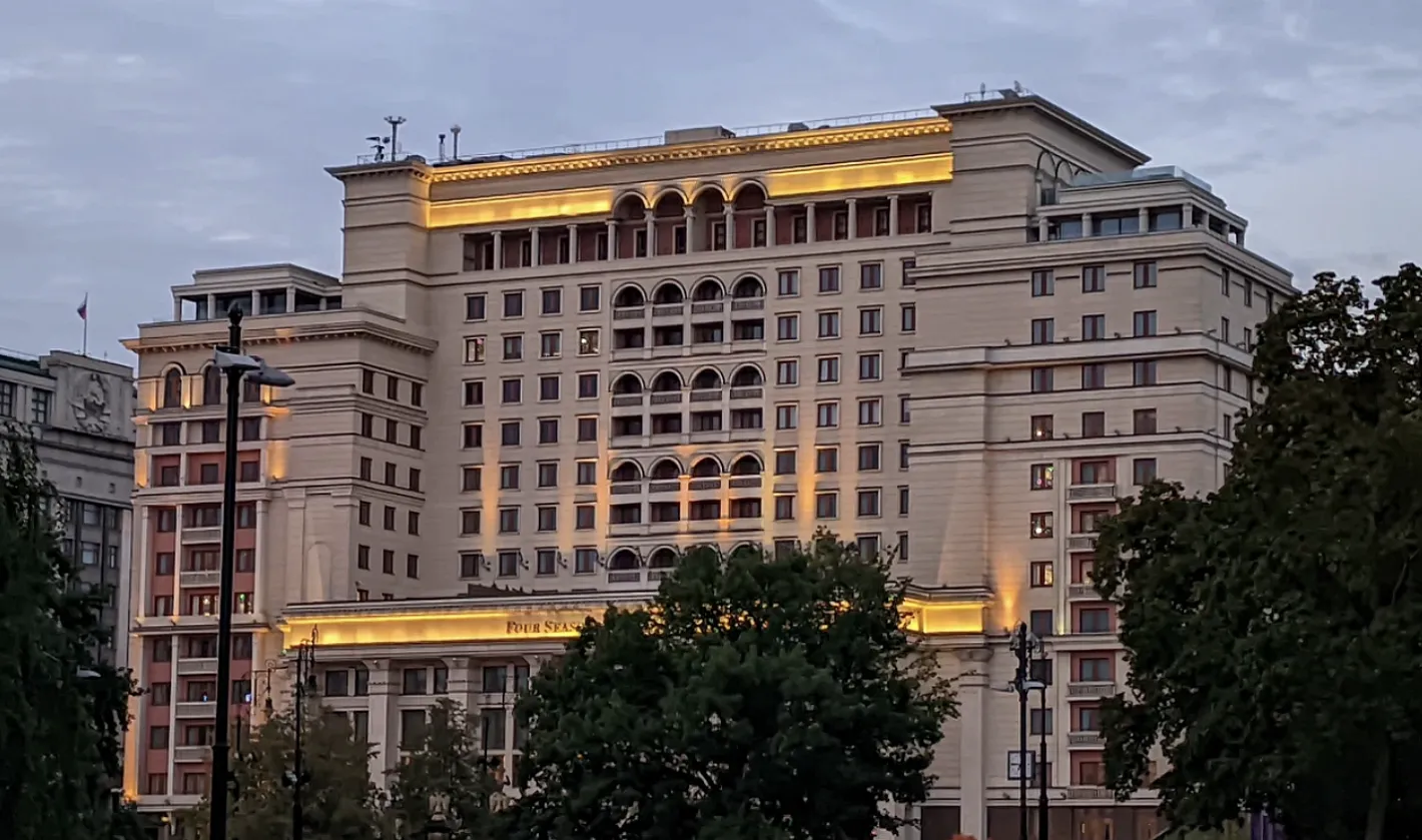 ВТБ потребовал взыскать более 109 млн евро с владельца апартаментов в Four Seasons Hotel Moscow