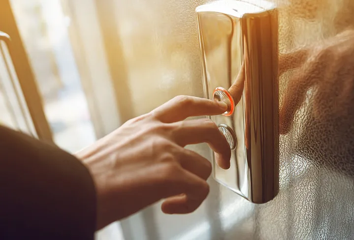 Сам себе лифтер: с какими проблемами в сфере плановой замены лифтов столкнулась Москва в новых реалиях